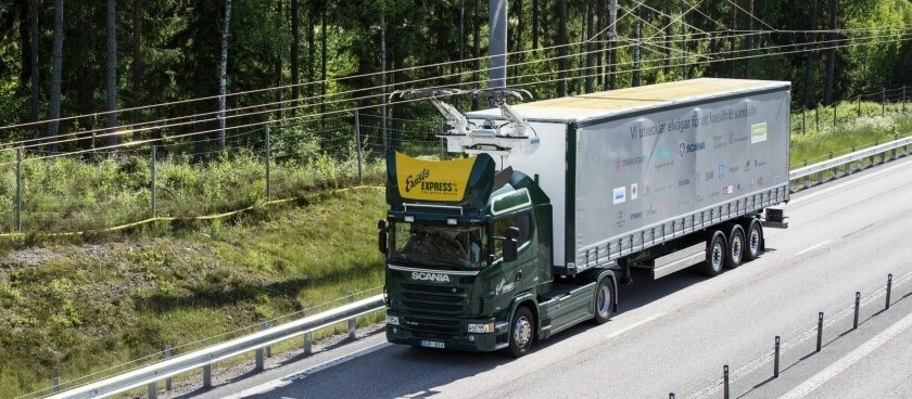 Une route électrifiée par câbles en Suèdes