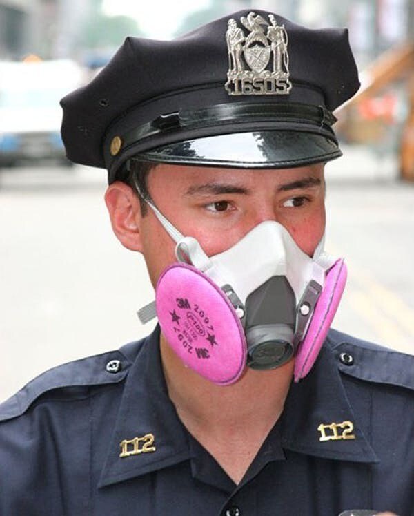 Un policier new-yorkais avec un masque respiratoire.