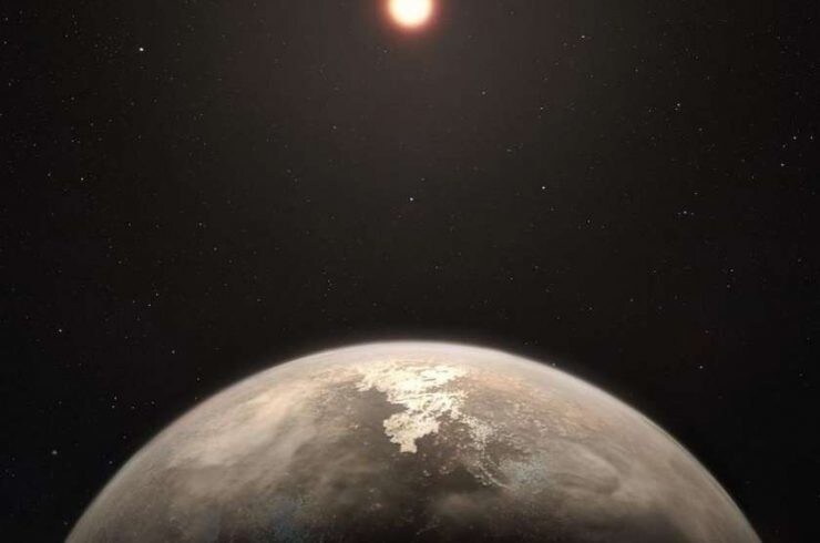 L’impression de cet artiste montre la planète Ross 128 b, avec son étoile naine rouge à l’arrière-plan. Cette planète, qui ne se situe qu’à 11 années-lumière de la Terre, a été découverte par une équipe utilisant l’unique instrument HARPS de l’ESO pour la « chasse à la planète ». C’est la deuxième planète tempérée la plus proche à être détectée après Proxima b et la planète la plus proche à être découverte en orbite autour d’une étoile naine rouge inactive, ce qui peut augmenter la probabilité que cette planète puisse potentiellement soutenir la vie.