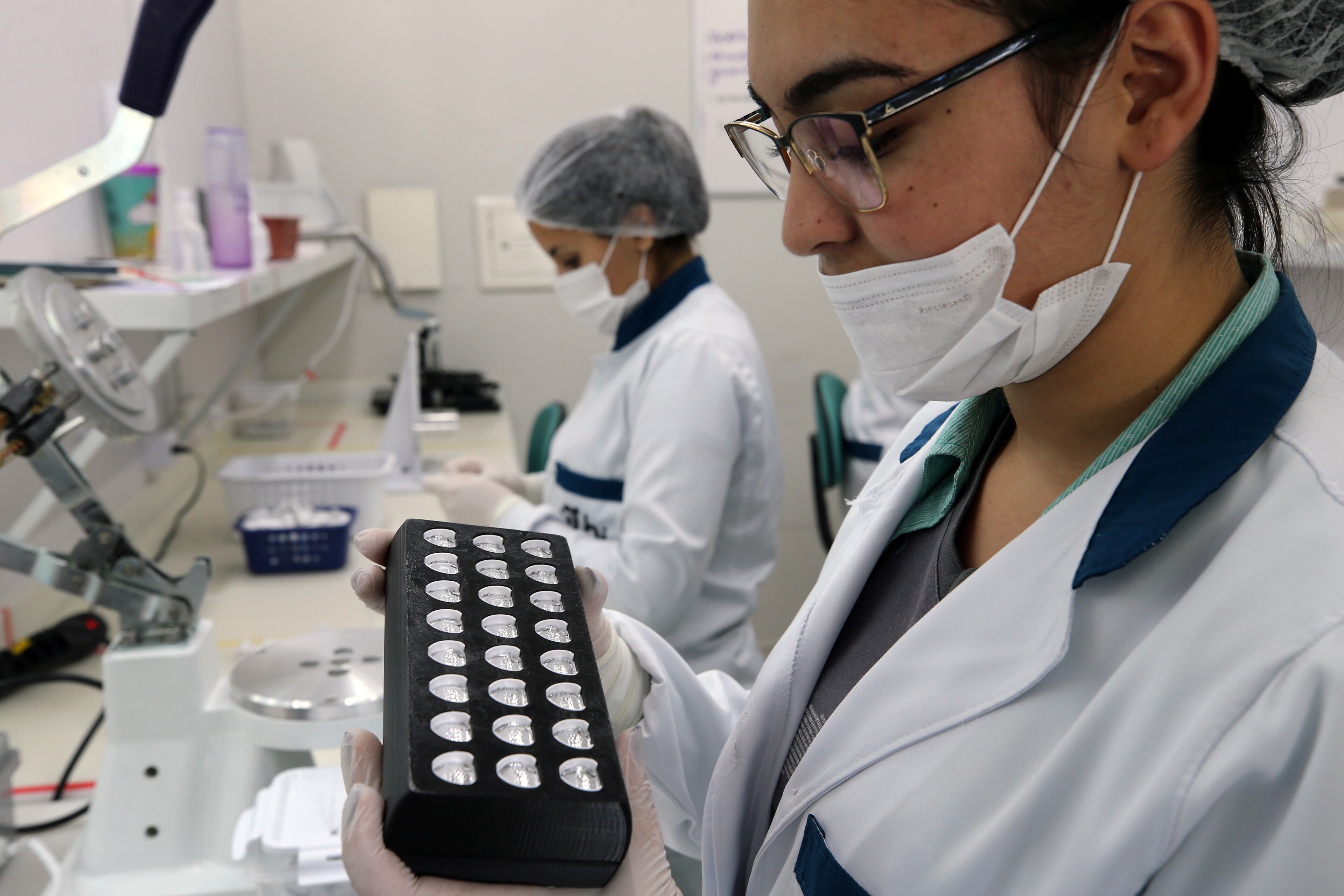 Un employé de la start-up brésilienne Hi Technologies, spécialisée dans les équipements de santé, travaille sur un lot de tests pour diagnostiquer la maladie à coronavirus (COVID-19), dans leur laboratoire de Curitiba, au Brésil, le 19 mars 2020.