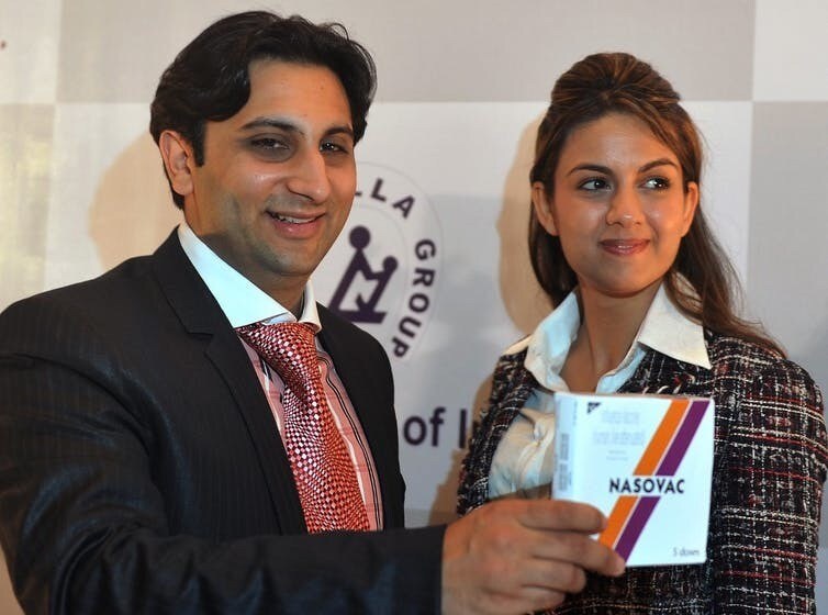 En 2010 déjà, le Serum Institute of India avait lancé le premier vaccin nasal contre le H1N1. Ici Adar et Natasha Poonawala, directeurs de l’entreprise, au lancement du vaccin le 4 juillet 2010 à Mumbai.