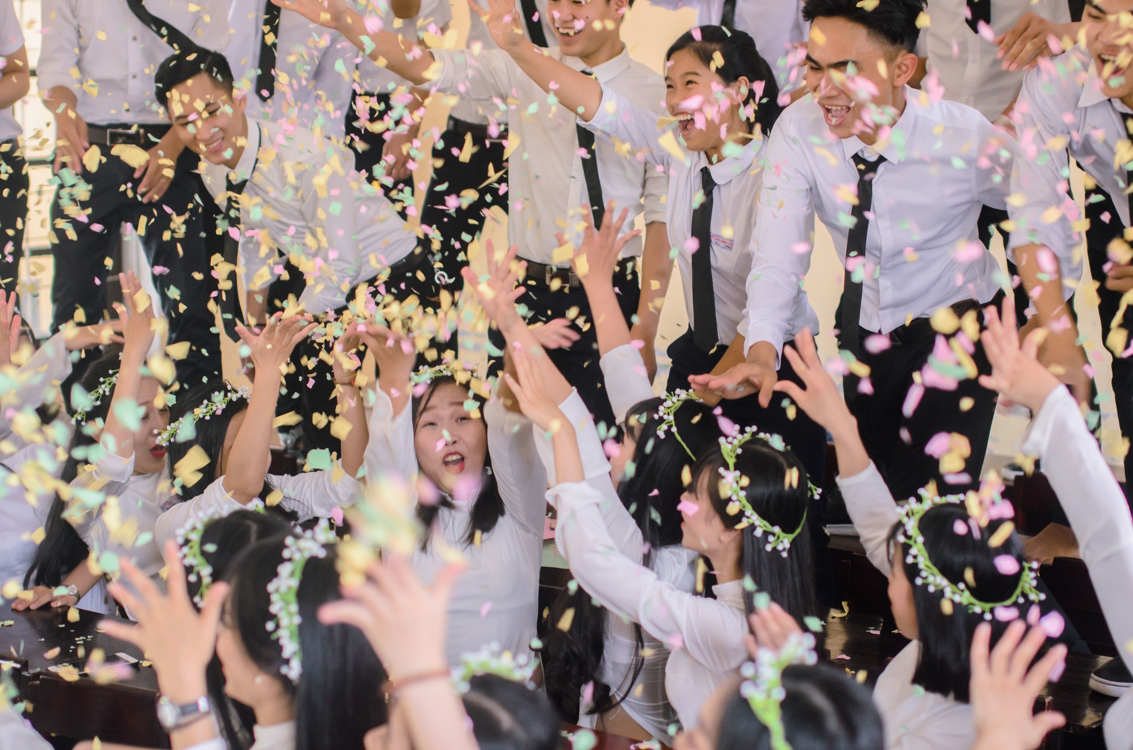 Les élèves vietnamiens célèbrent la fin du lycée.