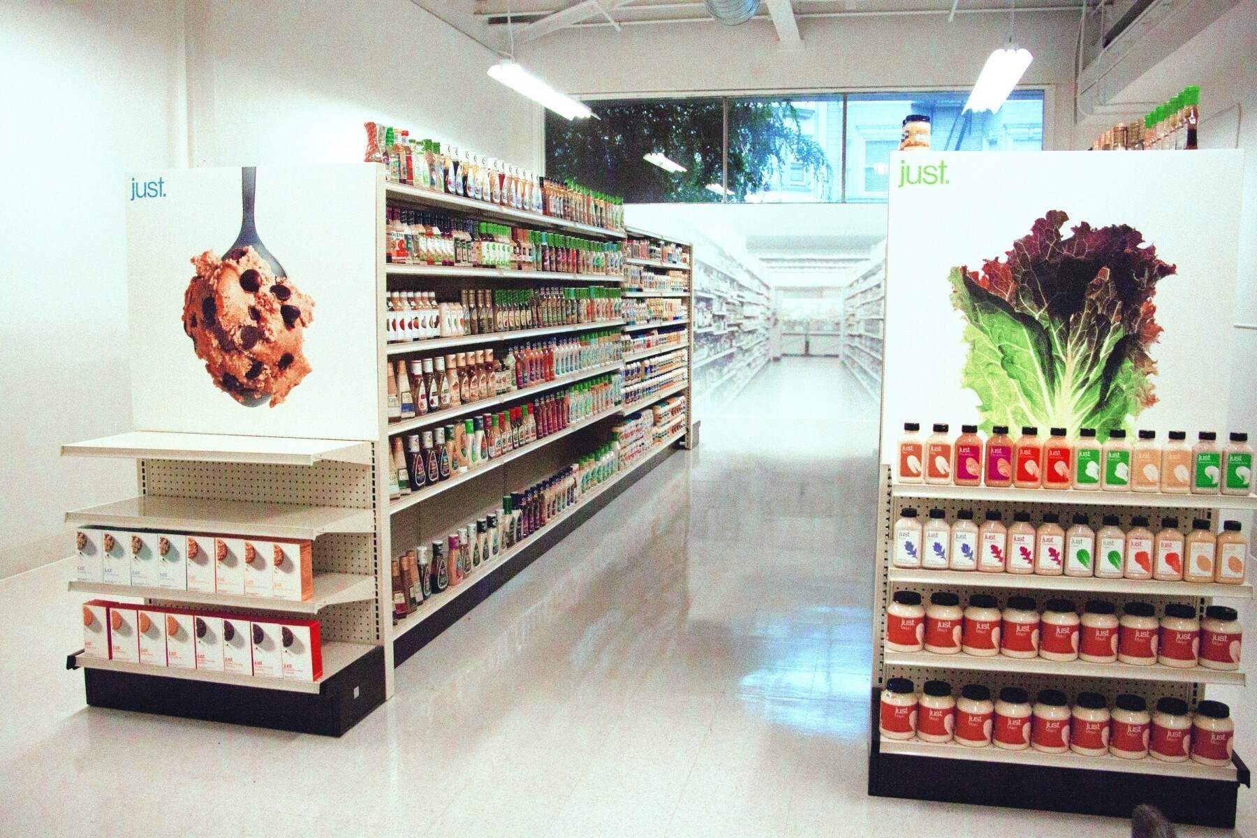 Un rayon de supermarché reconstitué, sur lequel on peut voir disposé la Just Mayo (mayonnaise sans oeufs), dans les locaux d'Hampton Creek, à San Francisco. L4entreprise s'en sert pour montrer aux investisseurs qu leurs produits à base de plantes sont commercialisés dans de grandes surfaces, dans les mêmes rayons que les produits qu'ils visent à remplacer.
