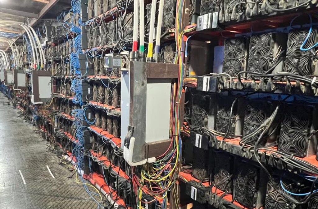 Uno de los 25 centros de minería de criptomonedas gestionados por grupos del crimen organizado asiático en Angola.