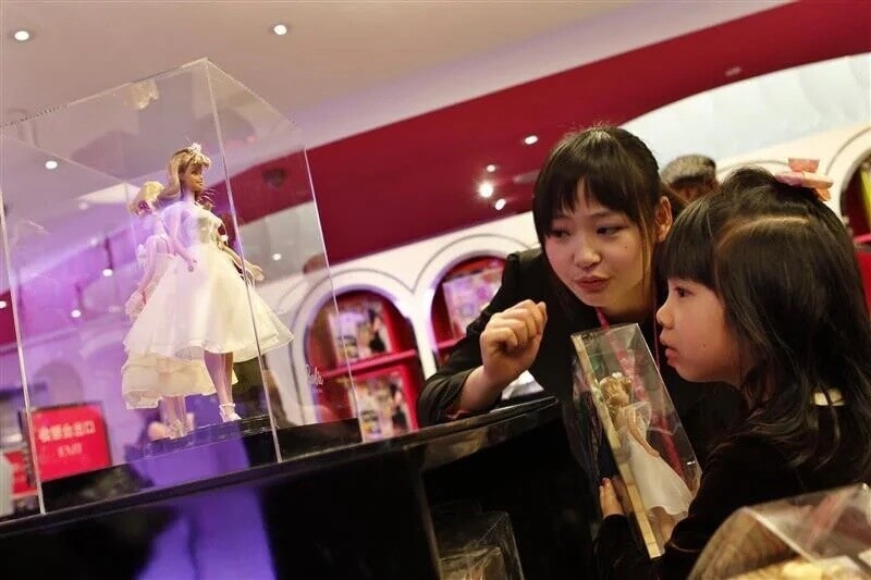 Una tienda insignia de Barbie abrió en Shanghái en 2009 con gran despliegue publicitario.