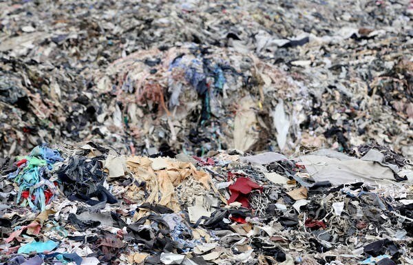 Un dépotoir de vêtements au Bangladesh. L'Asie du Sud-Est est l'un des endroits les plus pollués par l'industrie du textile.