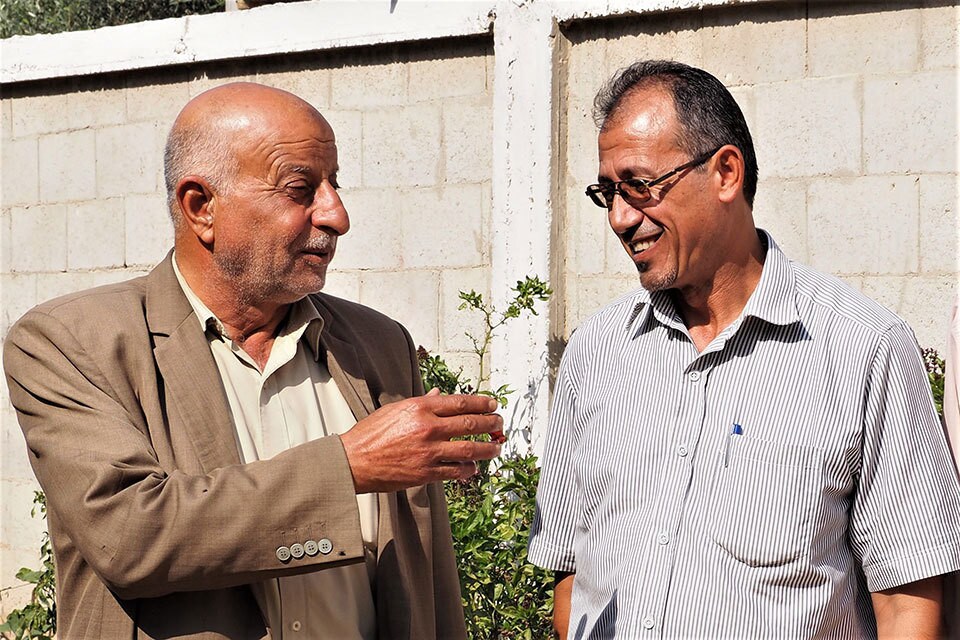 M. Abdel Naser Abu Te’ema, le « mukhtar » (à gauche) et M. Wael Abu Ismael parlant de la décision du mukhtar de ne pas approuver le mariage des adolescents, filles et garçons, de moins de 18 ans.