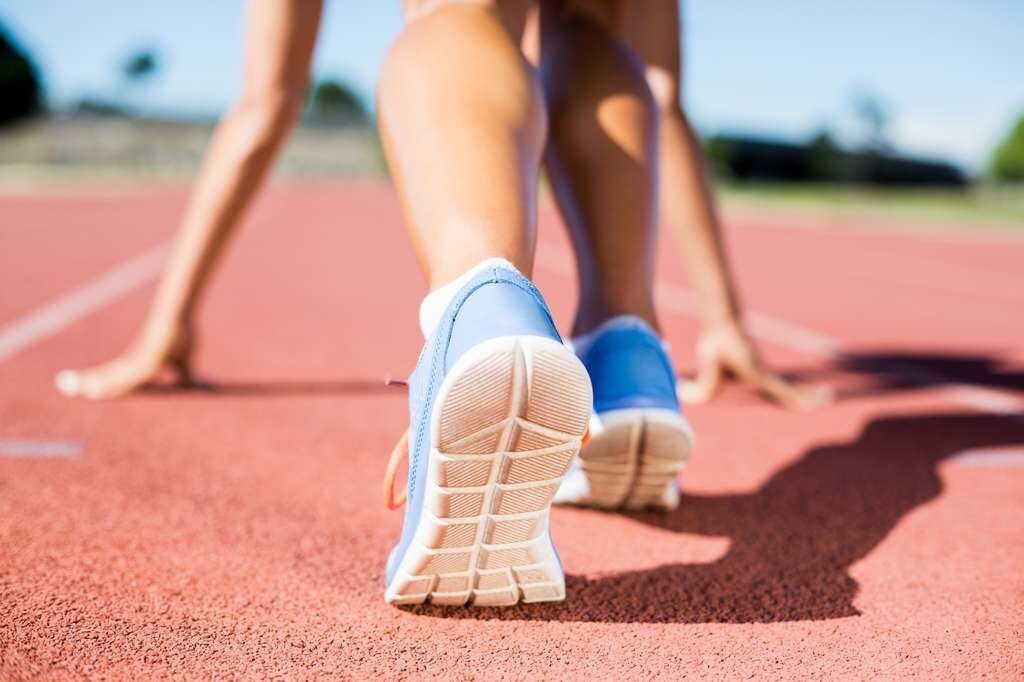 À proprement parler, les photons qui constituent la lumière ne s’arrêtent pas dans le guide d’onde, attendant sagement l’ordre de reprendre leur marche comme des athlètes dans les starting-blocks. Ils sont plutôt prisonniers d’interactions particulières qui voient le jour en ces points exceptionnels.