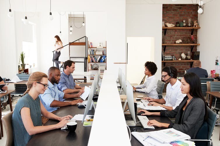 Les entreprises qui organisent leur espace de travail en open space disposent de marges de manœuvre pour favoriser l’attachement des employés