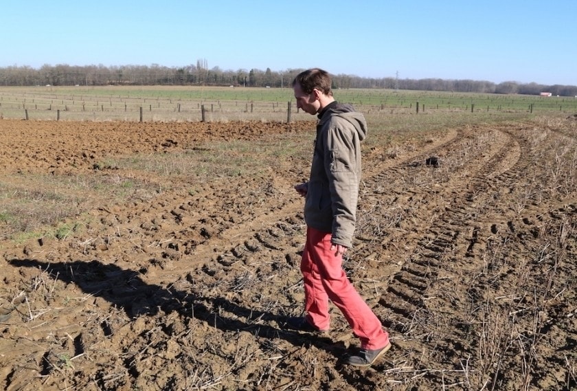 Rémi Seingier dans sa ferme de Lumigny.