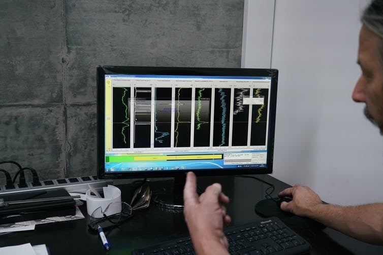 Les variations du sédiment à l’intérieur de chaque section apparaissent sur l’écran du scanner.