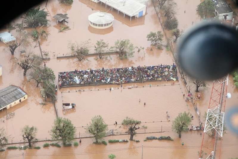 La population s'est réfugiée sur ls gradins d'un terrain de sport à la suite des inondations causées par le cyclone Idai au Mozambique.
