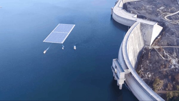 Panneaux photovoltaïques flottants installés sur le réservoir d’eau du barrage du Alto Rabagão.
