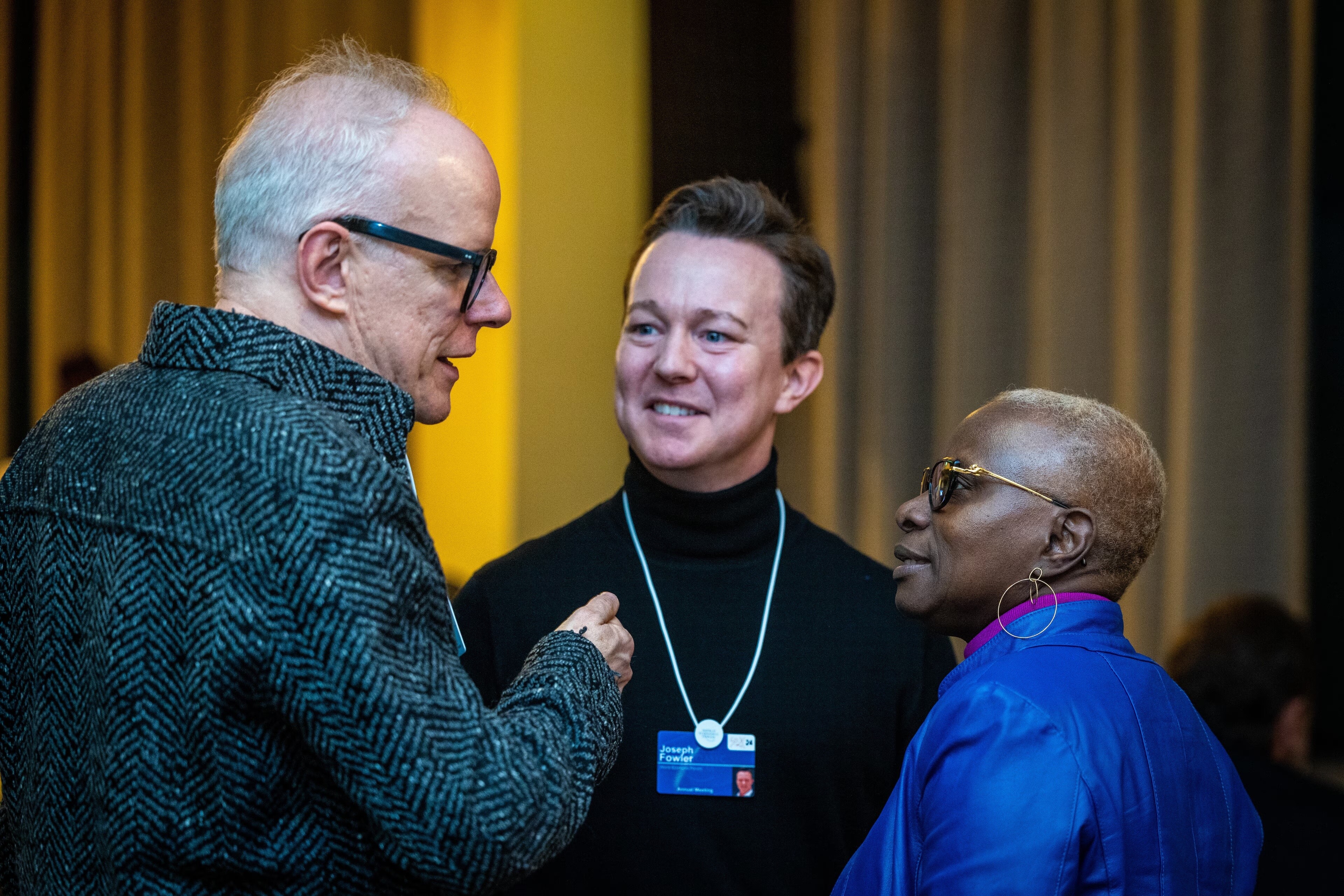 Hans Ulrich Obrist, Angélique Kidjo y Joseph Fowler en la Mesa Cultural “Confía en mí, soy artista”, durante la Reunión Anual 2024 del Foro Económico Mundial en Davos, Suiza.