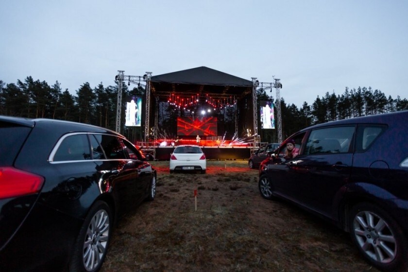 Le concert drive-in sur le tarmac de l'aéroport (Showart, l'organisateur du drive-in)