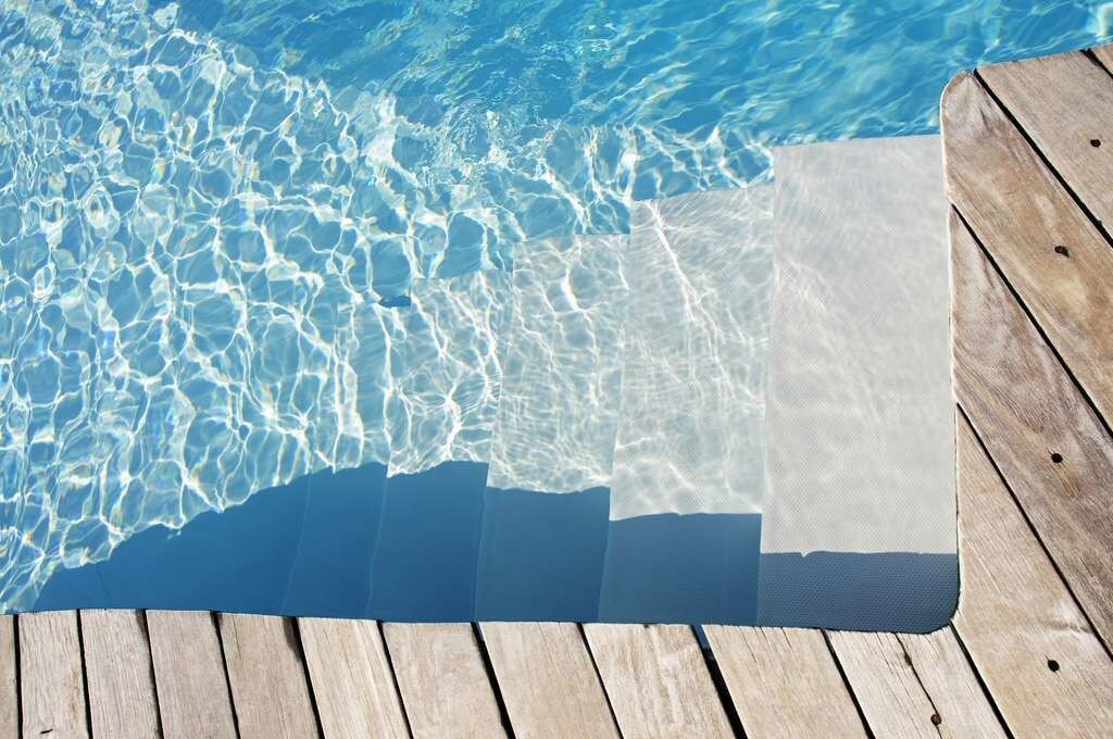 Une piscine peut perdre jusqu’à 3 % de son volume d’eau par évaporation lorsqu’il fait chaud.