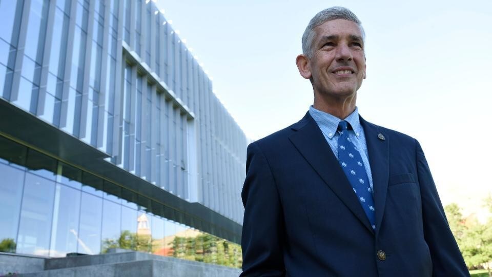 Paul C. Johnson sur le campus de la Colorado School of Mines