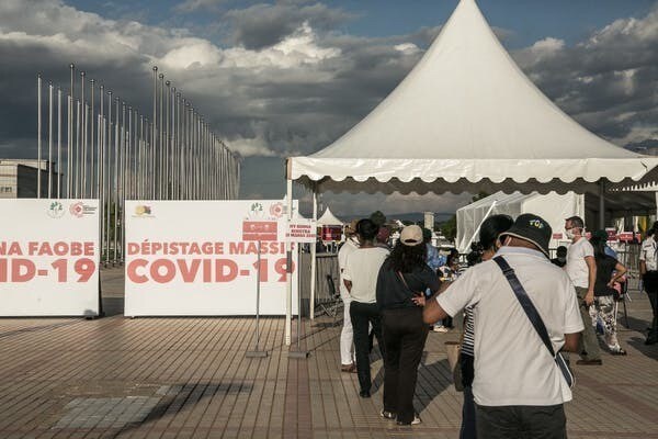 Les passagers des vols qui ont atterri à Madagascar entre le 11 et le 18 mars prennent part à un dépistage massif du Covid-19, à Antananarivo le 31 mars 2020. Les autorités sanitaires ont décidé de tester tous les passagers des vols qui ont atterri à Madagascar entre le 11 et le 18 mars afin de détecter d’éventuels cas positifs.