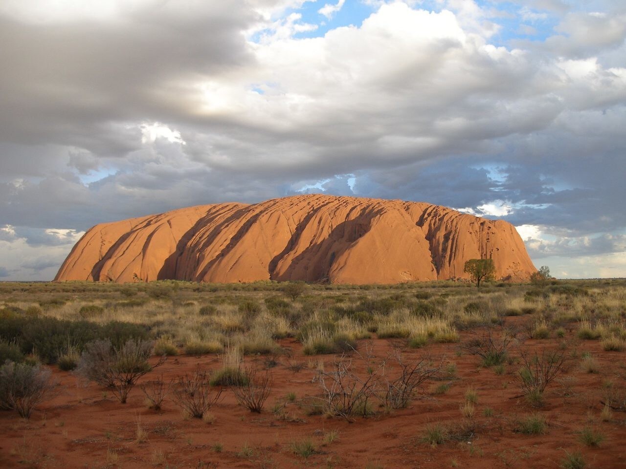 Uluru (ou Ayers Rock), dans la région aride de Red Centre de l'Australie.