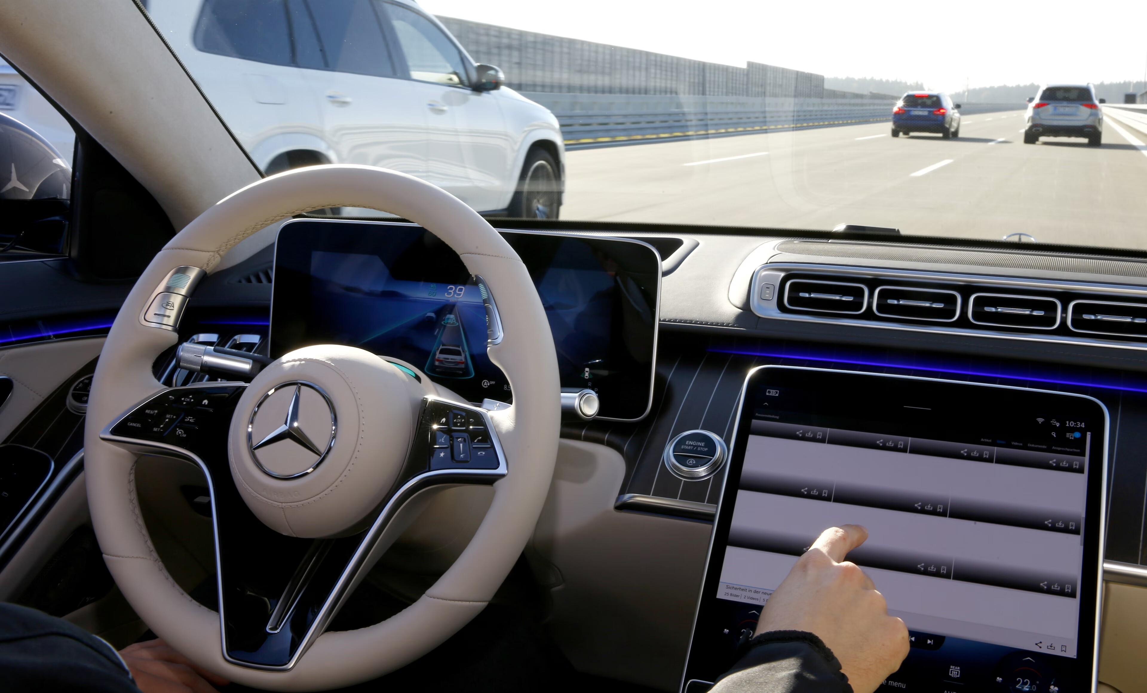Un empleado de Daimler demuestra la dirección mediante el sistema de conducción autónoma Drive Pilot Nivel 3 en una nueva limusina Mercedes-Benz Clase S en el centro de pruebas de la compañía cerca de Immendingen, Alemania, el 14 de octubre de 2020.