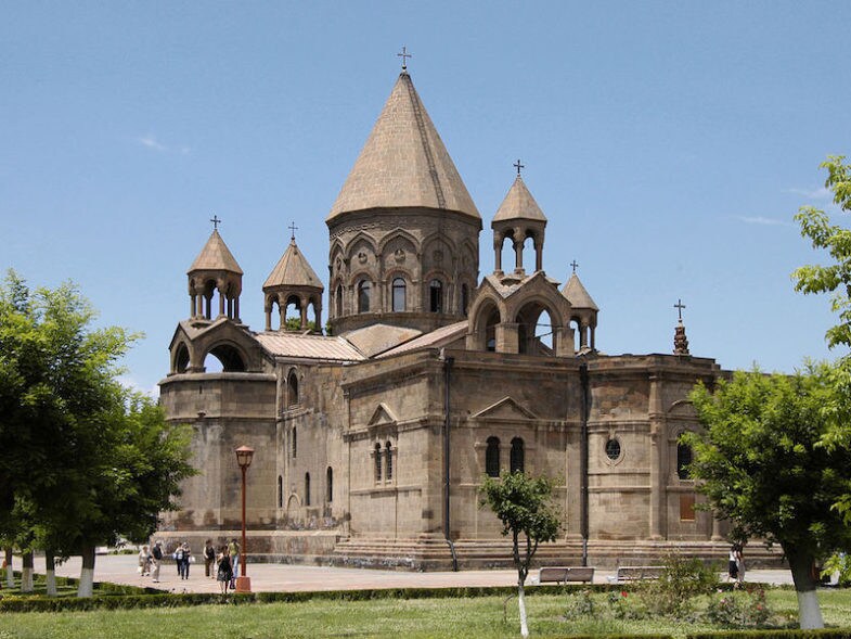 La cathédrale Sainte-Etchmiadzin, classée au patrimoine mondial de l'UNESCO, est le plus ancien édifice chrétien d'Arménie.