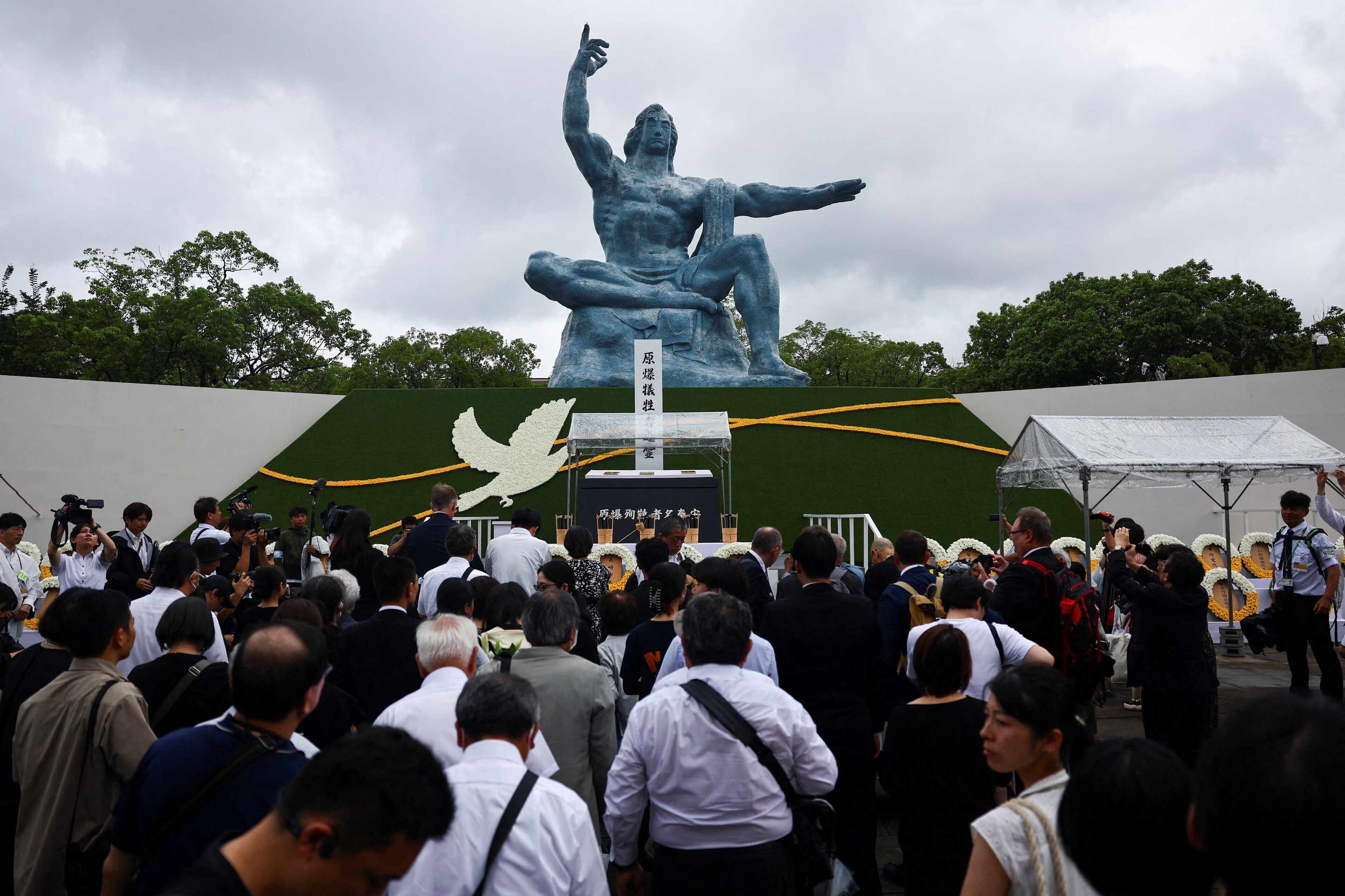Los asistentes rezan por las víctimas frente a la Estatua de la Paz de Nagasaki el día de la ceremonia conmemorativa del 80º aniversario del bombardeo de la ciudad, en el Parque de la Paz de Nagasaki, en el suroeste de Japón, el 9 de agosto de 2025. REUTERS/Issei Kato
