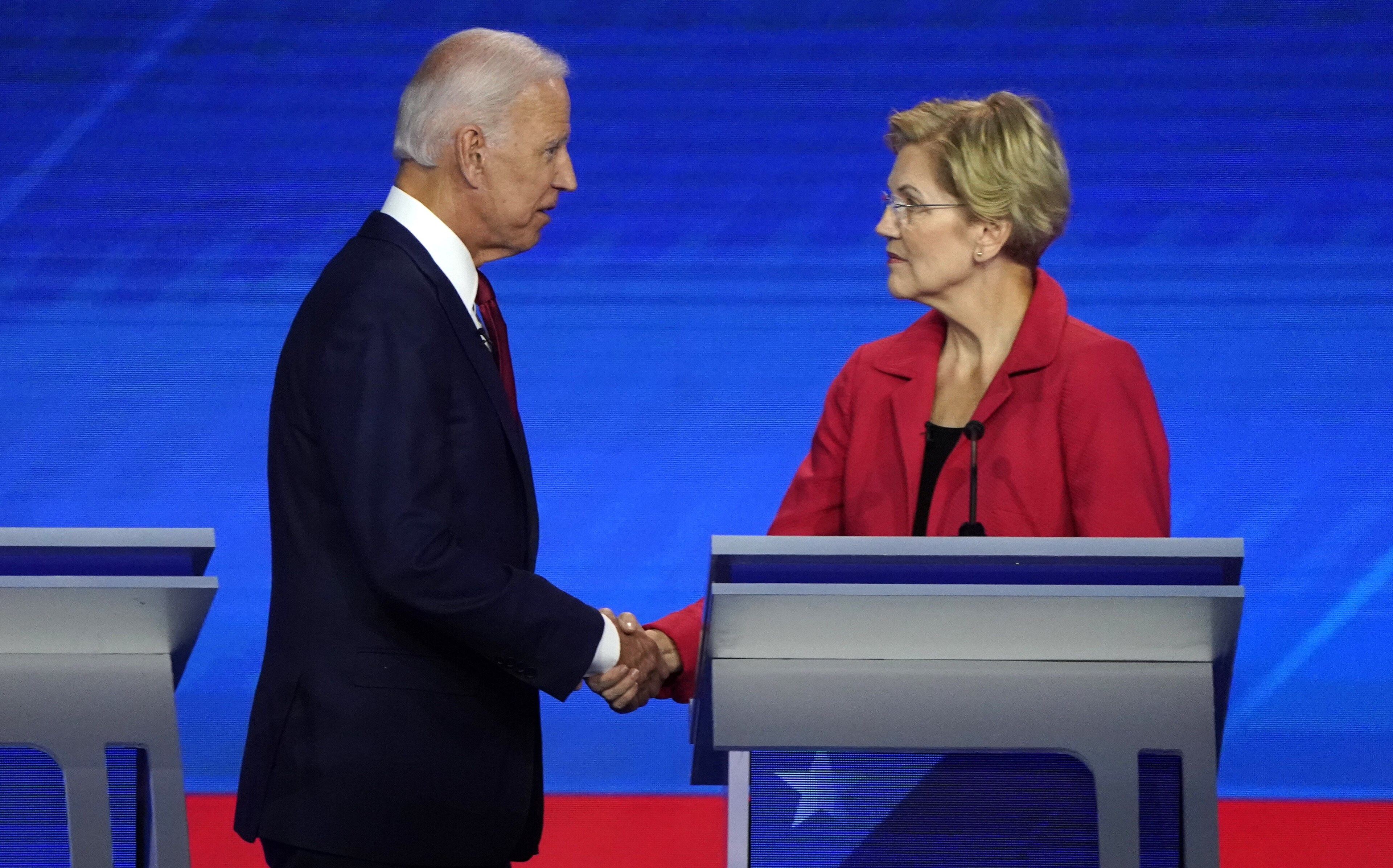 Former Vice President Joe Biden shake hands with Senator Elizabeth Warren at the conclusion of the 2020 Democratic U.S. presidential debate in Houston, Texas, U.S., September 12, 2019. REUTERS/Mike Blake - HP1EF9D087563