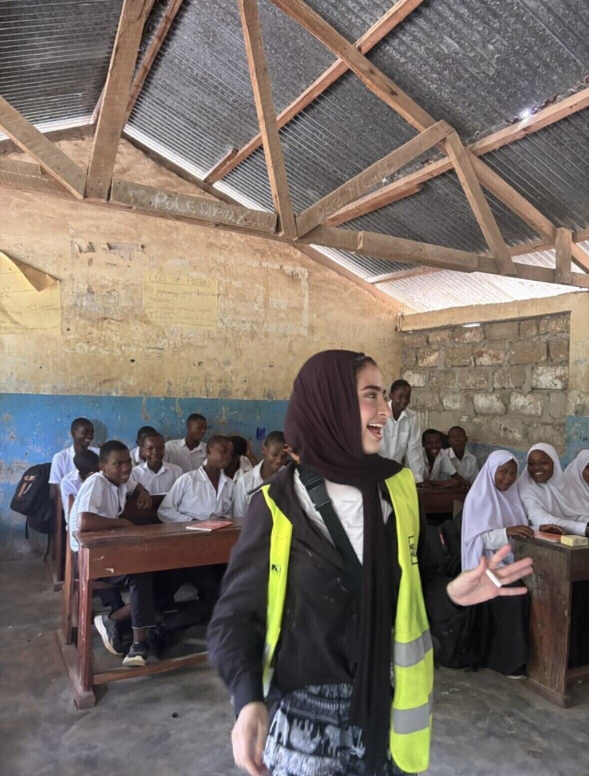 Una clase de inglés interactiva en una escuela local de Zanzíbar, involucrando a los estudiantes a través del programa de aprendizaje Voices Unbound.