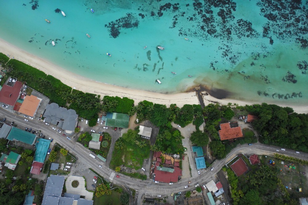 Les côtes fourmillent de vie. Les quelque 94 000 habitants de l’archipel dépendent de la mer. Le petit État insulaire ne compte que 400 hectares de terres agricoles, qui sont de plus en plus menacés par le changement climatique