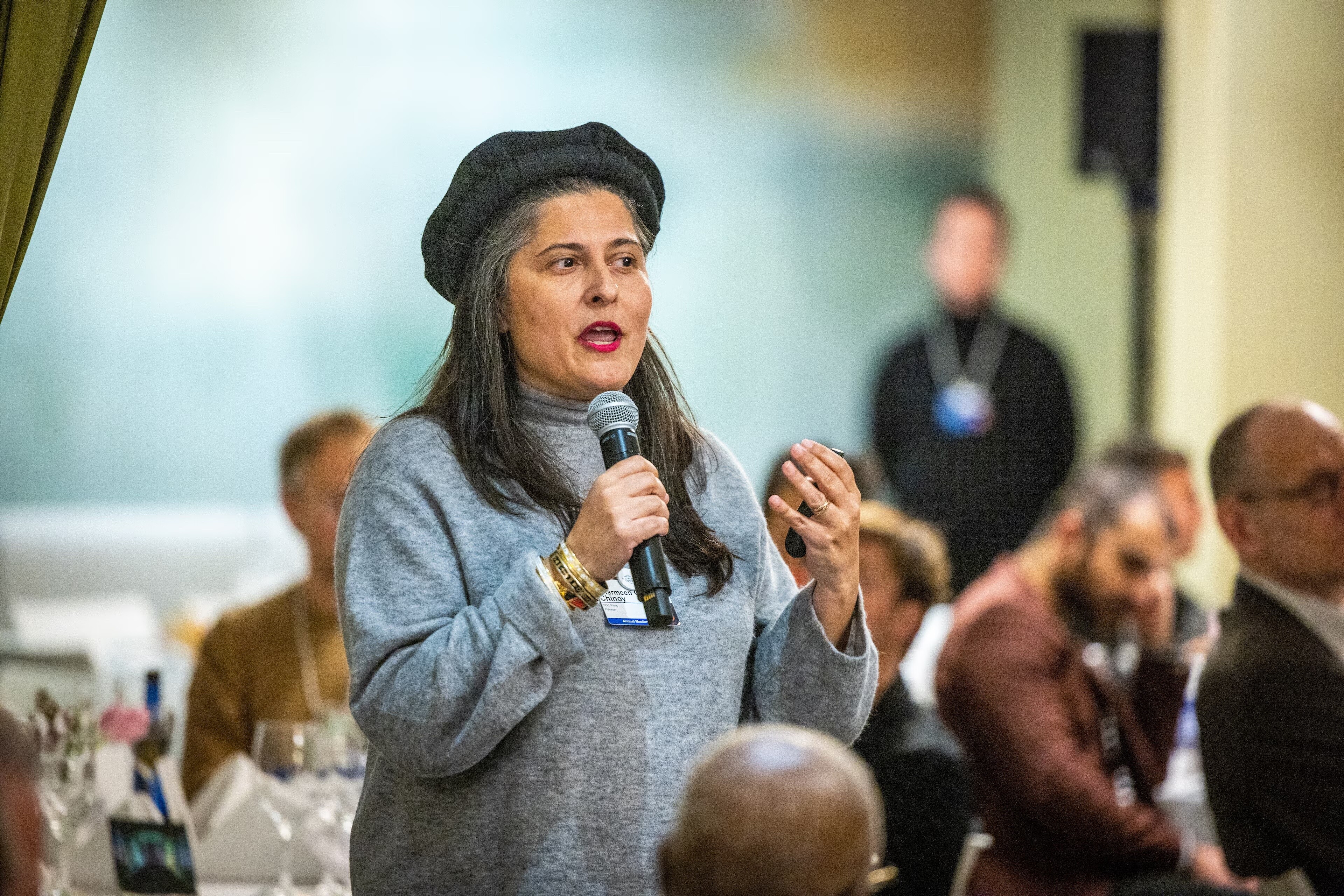 Sharmeen Obaid-Chinoy, directora de cine ganadora del Oscar, durante la cena de la Mesa Cultural “Confía en mí, soy artista” en la Reunión Anual 2024 del Foro Económico Mundial en Davos, Suiza.