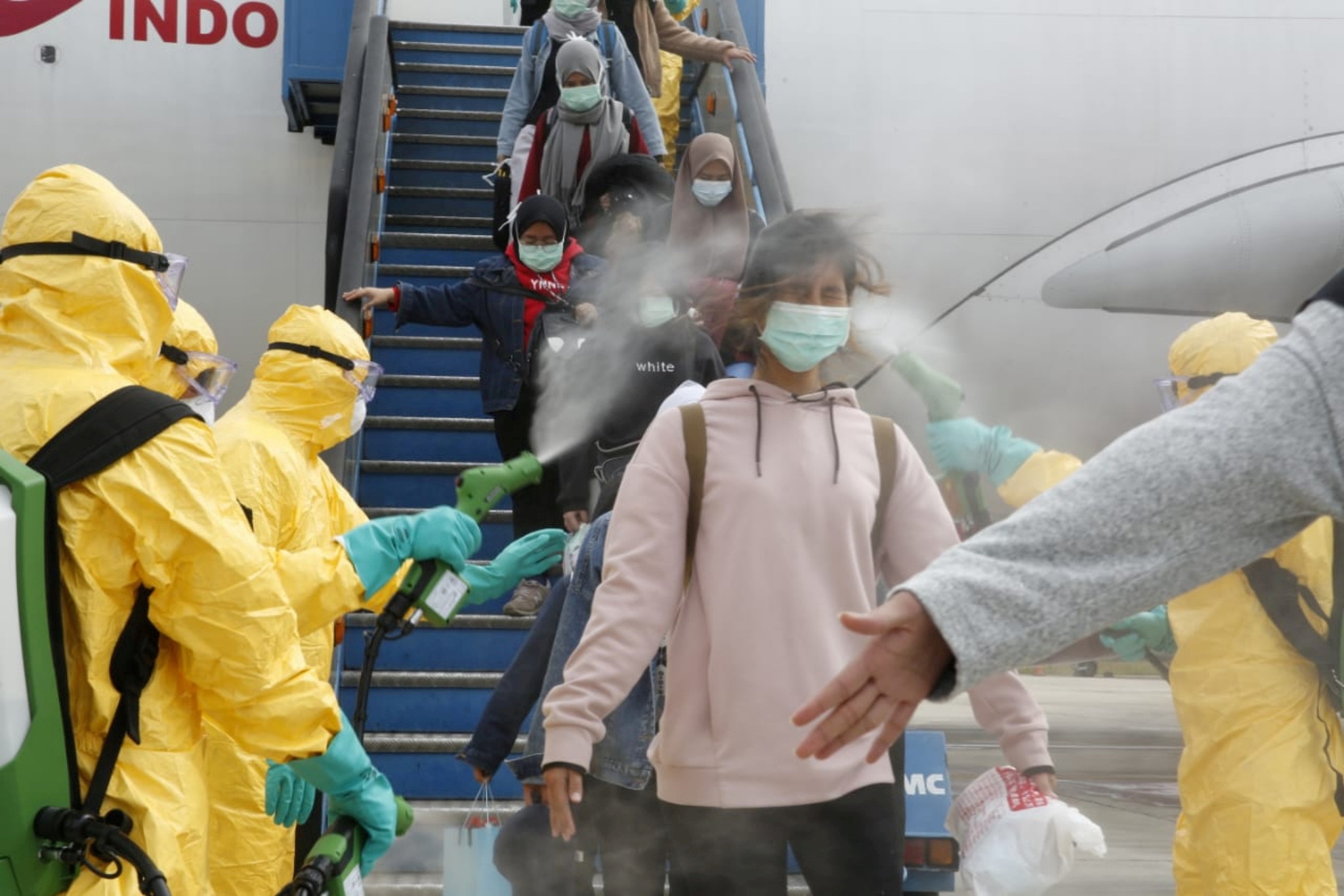 Các quốc gia trên thế giới đang làm cách nào để ngăn chặn sự lây lan của virus corona? - Ảnh 4.