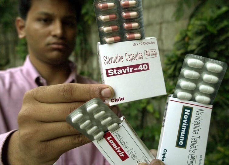 Shailesh Pednekar, directeur commercial Afrique du Sud pour le groupe Cipla, pose avec un médicament antirétroviral, peu cher et accessible aux pays en voie de développement,