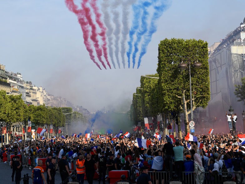 La Patrouille de France le 16 juillet 2018 sur l'avenue des Champs-Elysées pour célébrer le retour de l'équipe de France de football.
