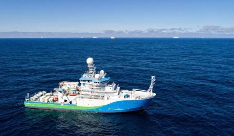 Les échantillons ont été prélevés à bord d’un navire océanographique australien, le Research Vessel Investigator, alors qu’il naviguait vers le sud, de la Tasmanie aux limites glacées de l’Antarctique.