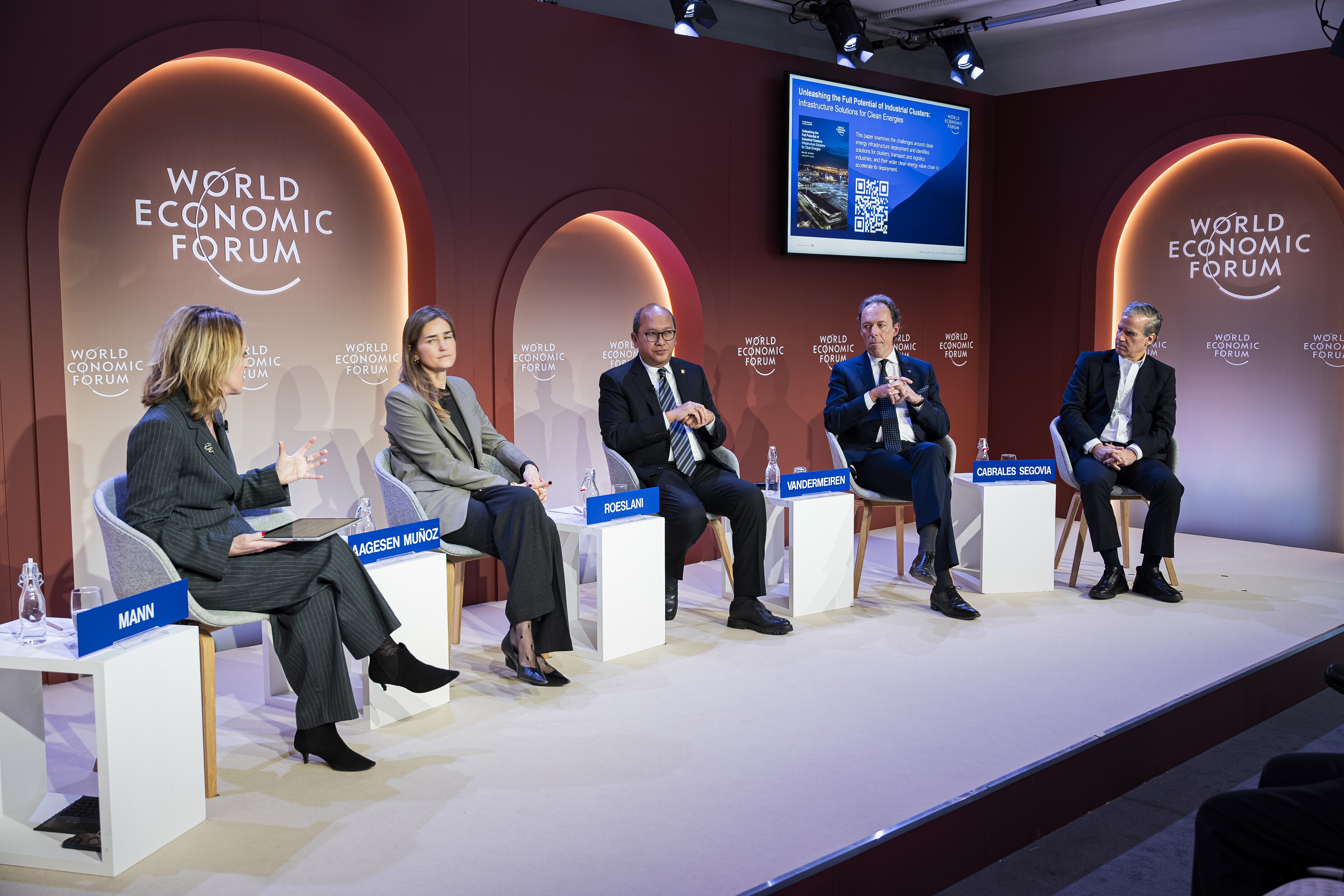 Jacques Vandermeiren, Chief Executive Officer, Port of Antwerp-Bruges, Belgium; Juliet Mann, TV Host, China Global Television Network (CGTN), People's Republic of China; Rosan Perkasa Roeslani, Minister of Investment and Downstream Industry of Indonesia; Sara Aagesen MuÃ±oz, Deputy Prime Minister for Ecological Transition and Demography of Spain; speaking in Industrial Clusters as Energy Pioneers session at the World Economic Forum Annual Meeting 2025 in Davos-Klosters, Switzerland, 22/1/2025, 11:30 â 12:15 at Congress Centre - Spotlight. Stakeholder Dialogue. 