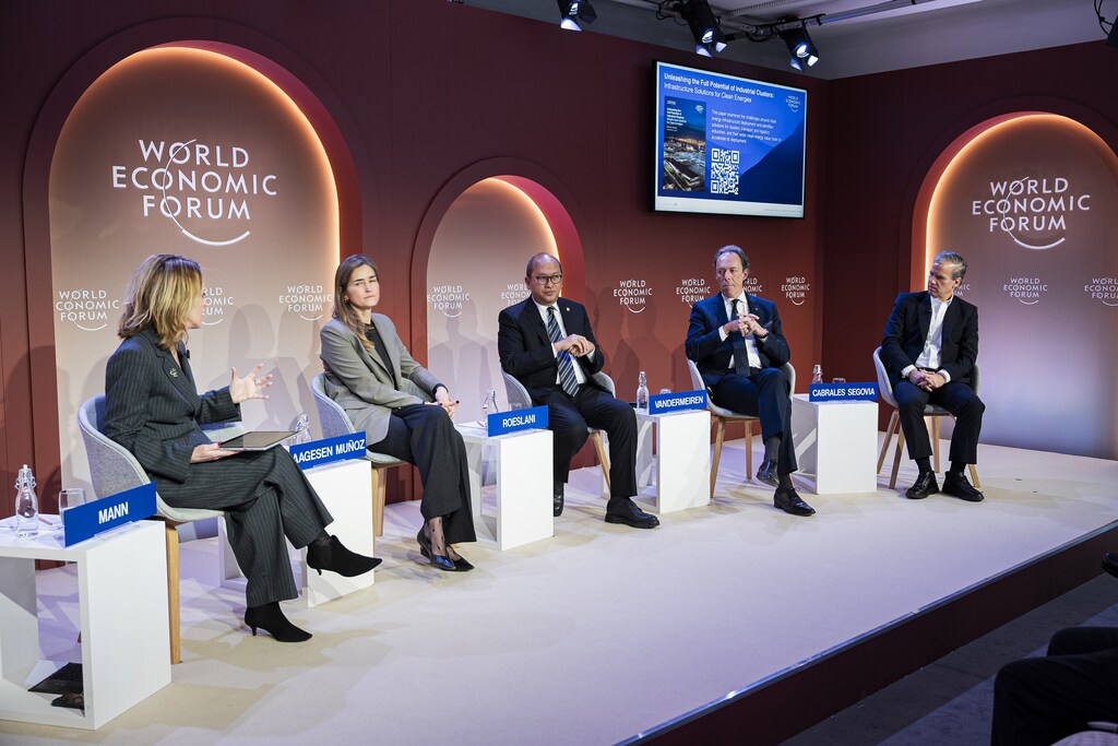 Jacques Vandermeiren, Chief Executive Officer, Port of Antwerp-Bruges, Belgium; Juliet Mann, TV Host, China Global Television Network (CGTN), People's Republic of China; Rosan Perkasa Roeslani, Minister of Investment and Downstream Industry of Indonesia; Sara Aagesen MuÃ±oz, Deputy Prime Minister for Ecological Transition and Demography of Spain; speaking in Industrial Clusters as Energy Pioneers session at the World Economic Forum Annual Meeting 2025 in Davos-Klosters, Switzerland, 22/1/2025, 11:30 â 12:15 at Congress Centre - Spotlight. Stakeholder Dialogue.