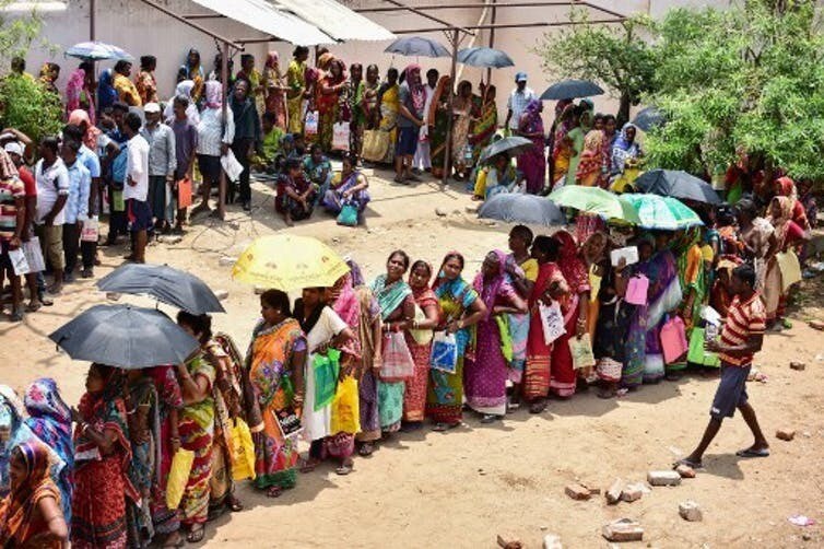 Les résidents indiens attendent pour collecter du matériel de secours à Puri, dans l’État indien d’Odisha, à la suite du cyclone Fani qui a frappé l’est de l’Inde et le Bangladesh début mai 2019. Deux zones particulièrement vulnérables au changement climatique.