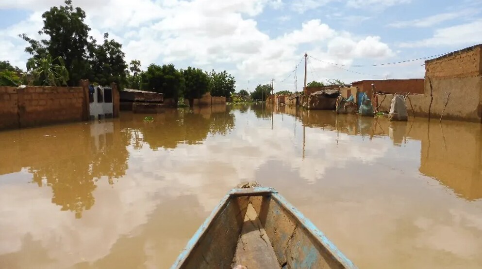 En pirogue dans les rues de Niamey le 5 septembre 2020.