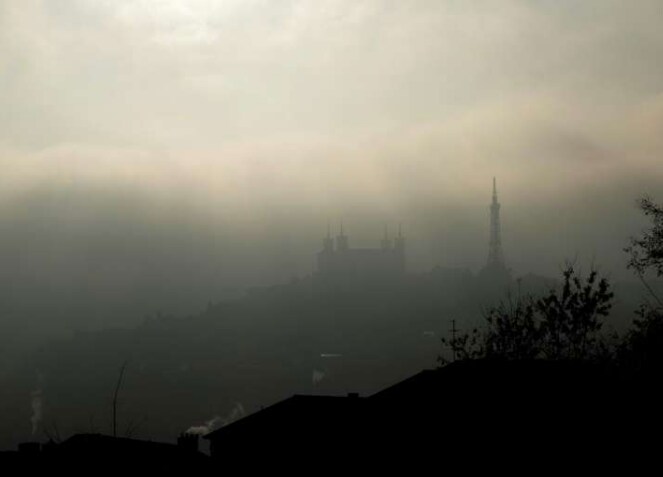 La basilique Notre-Dame de Fourvière, noyée dans un nuage de pollution et de brume, le 7 décembre 2016, à Lyon.
