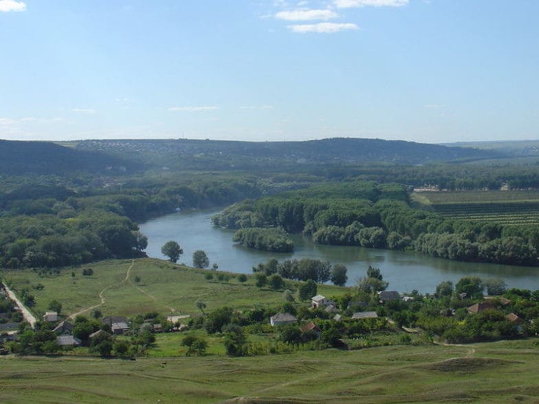 Vue sur la rivière Dniestr en Moldavie.