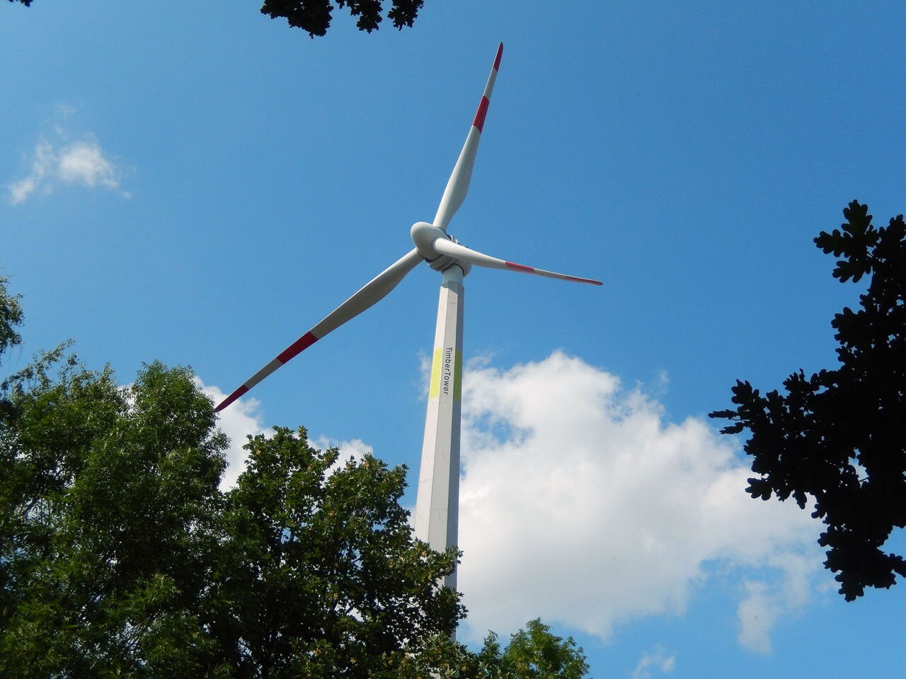 La toute première éolienne construite en bois se situe à Hanovre (Allemagne).