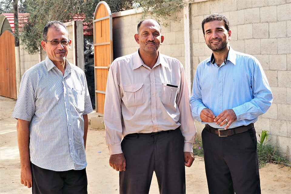 M. Wael Abu Ismael (là gauche), M. Freeh Abu T’ema (au centre), et le Dr Mossa Abu Taema (à droite), ambassadeurs du changement pour mettre fin aux mariages précoces à Khan Younès.