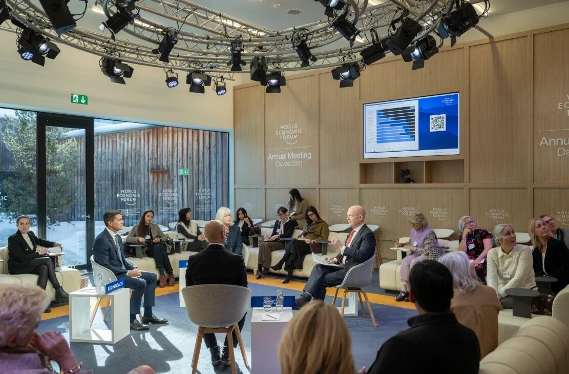 Sesión *Defying Cognitive Atrophy* con Anna Frances Griffiths (Vignoles), directora del Leverhulme Trust, Reino Unido; Carl Eschenbach, director ejecutivo de Workday, Reino Unido; Omar Abbosh, director ejecutivo de Pearson, Reino Unido; William J. Hague, canciller de la Universidad de Oxford, Reino Unido.