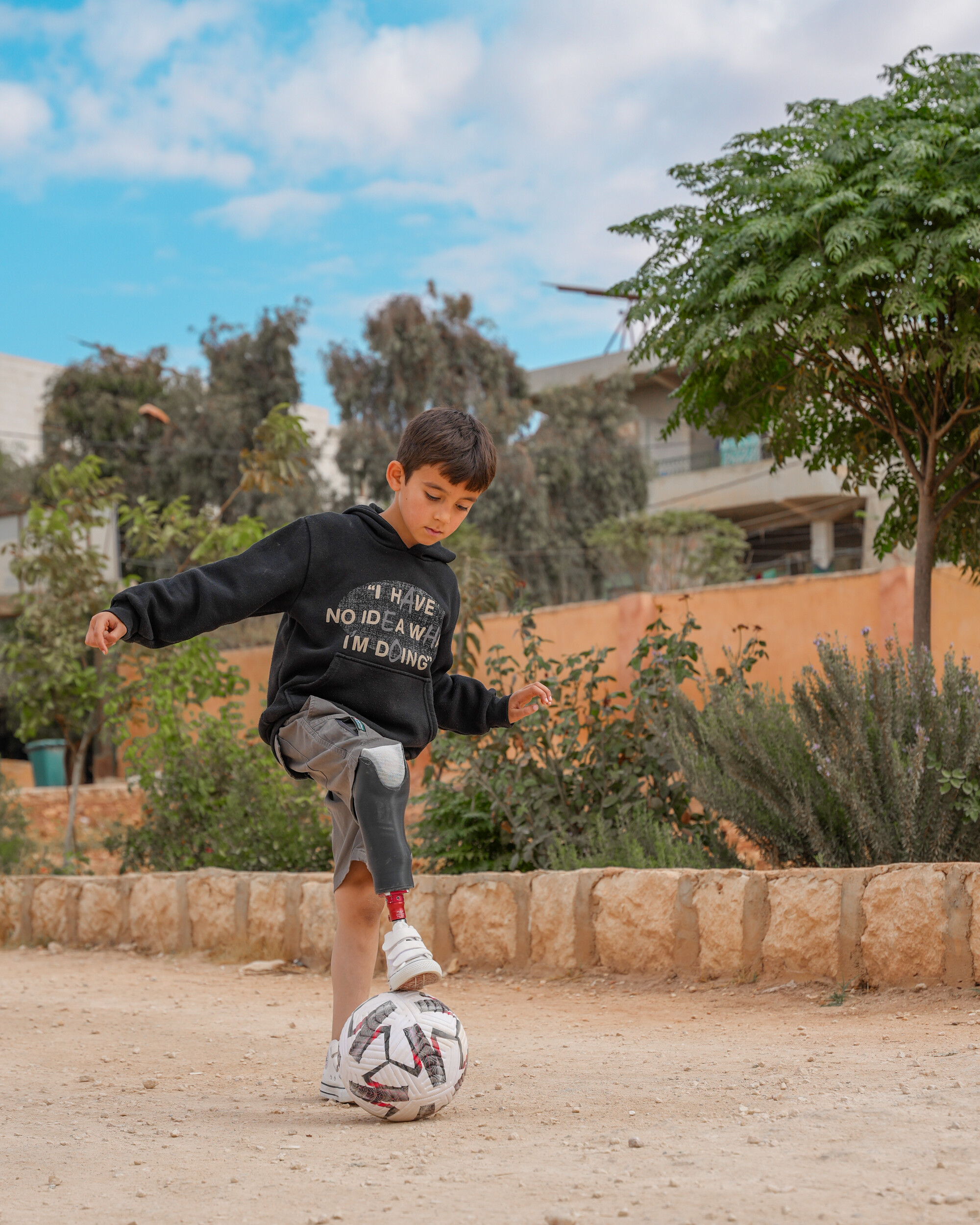 Abduljabbar is playing soccer with his new 3D-printed below-the-knee prosthetic. (Idlib, Syria).