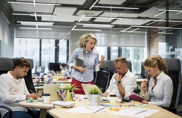 Il arrive que les collègues taisent les comportements qui contribuent à une mauvaise ambiance de peur d’aggraver la situation.