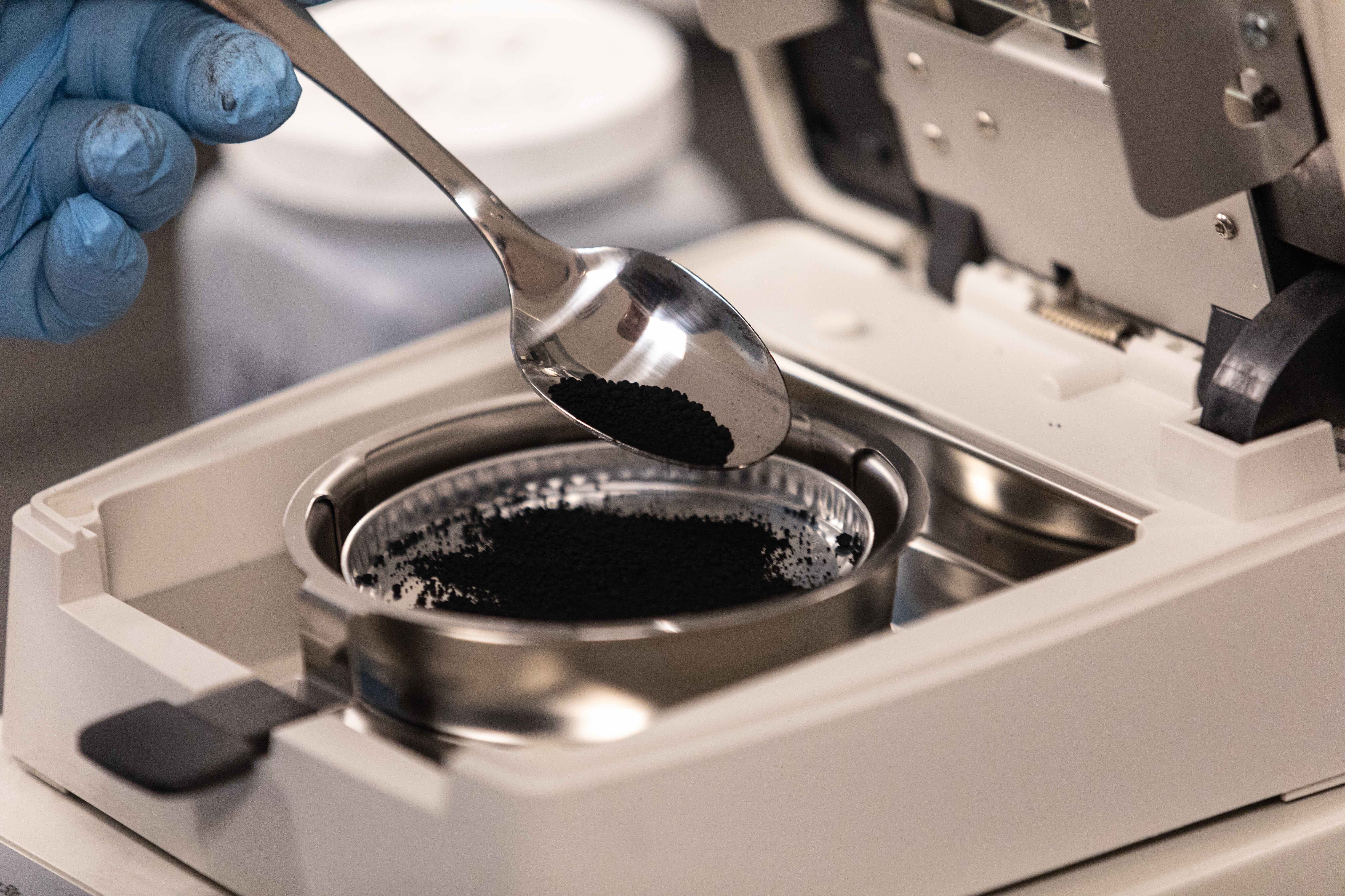 Solid carbon ('carbon black').