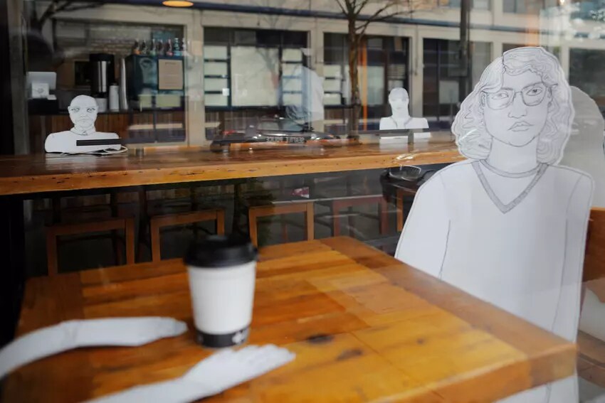 Des découpages en papier de clients s'assoient au café Eltana à Seattle.