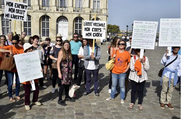 Manifestation d’un collectif « anti-vaccins », Place de la Bourse à Bordeaux, le 15 octobre 2017. Le biais de confirmation vient souvent étayer les arguments des militants.