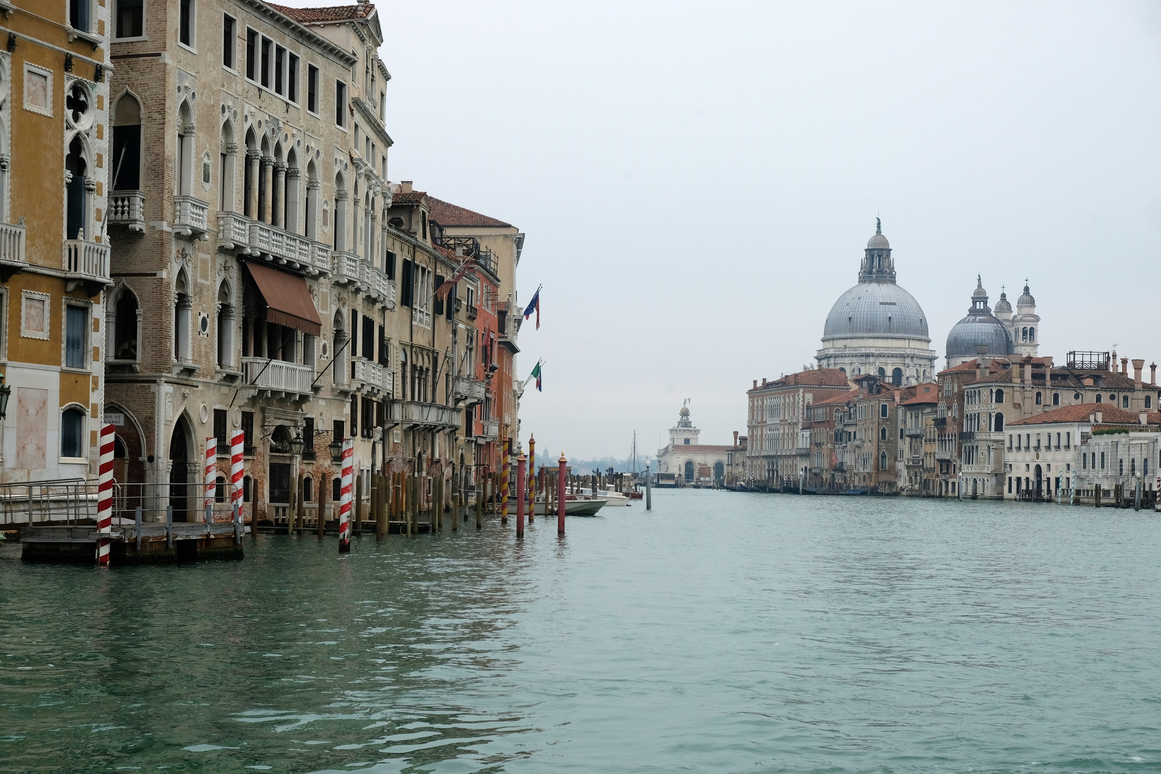 Le Grand Canal est pratiquement déserté.