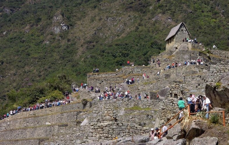 Au Machu Picchu, les ruines incas sont surpeuplées de touristes faisant la queue pour atteindre le sommet.